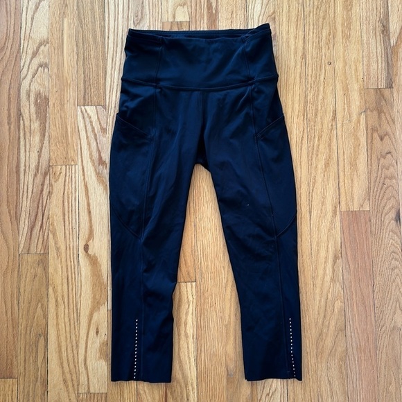 Lululemon 4 Fast Free Crop Nulux 19” black crops great pre owned reflector strip - Picture 12 of 13